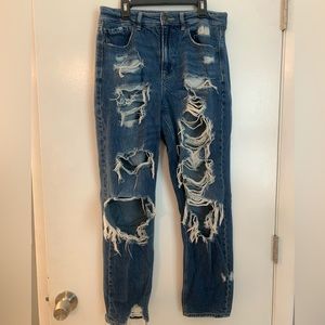 ‘American Eagle’ High rise ripped mom jean. Size US 6
